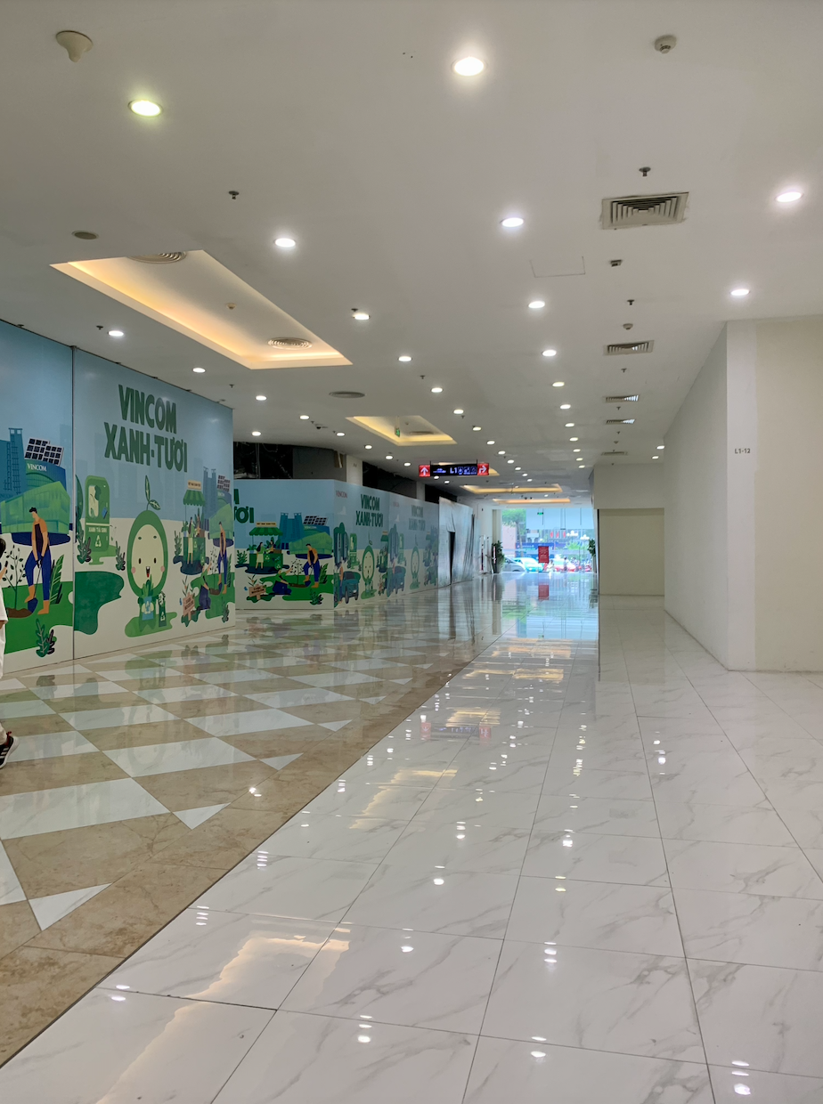 Cảnh tượng tò mò ở Vincom Nguyễn Chí Thanh- Ảnh 2.
