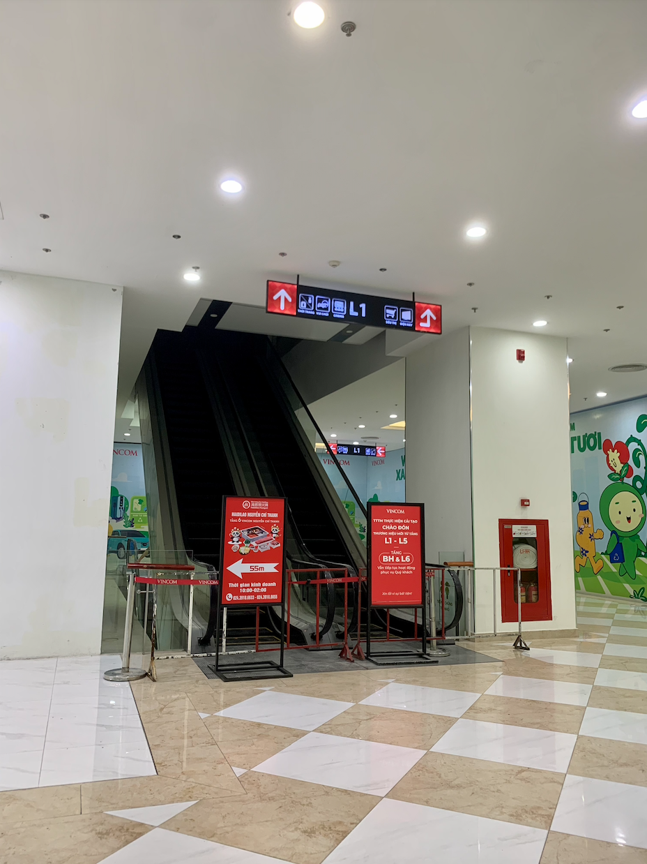 Cảnh tượng tò mò ở Vincom Nguyễn Chí Thanh- Ảnh 3.