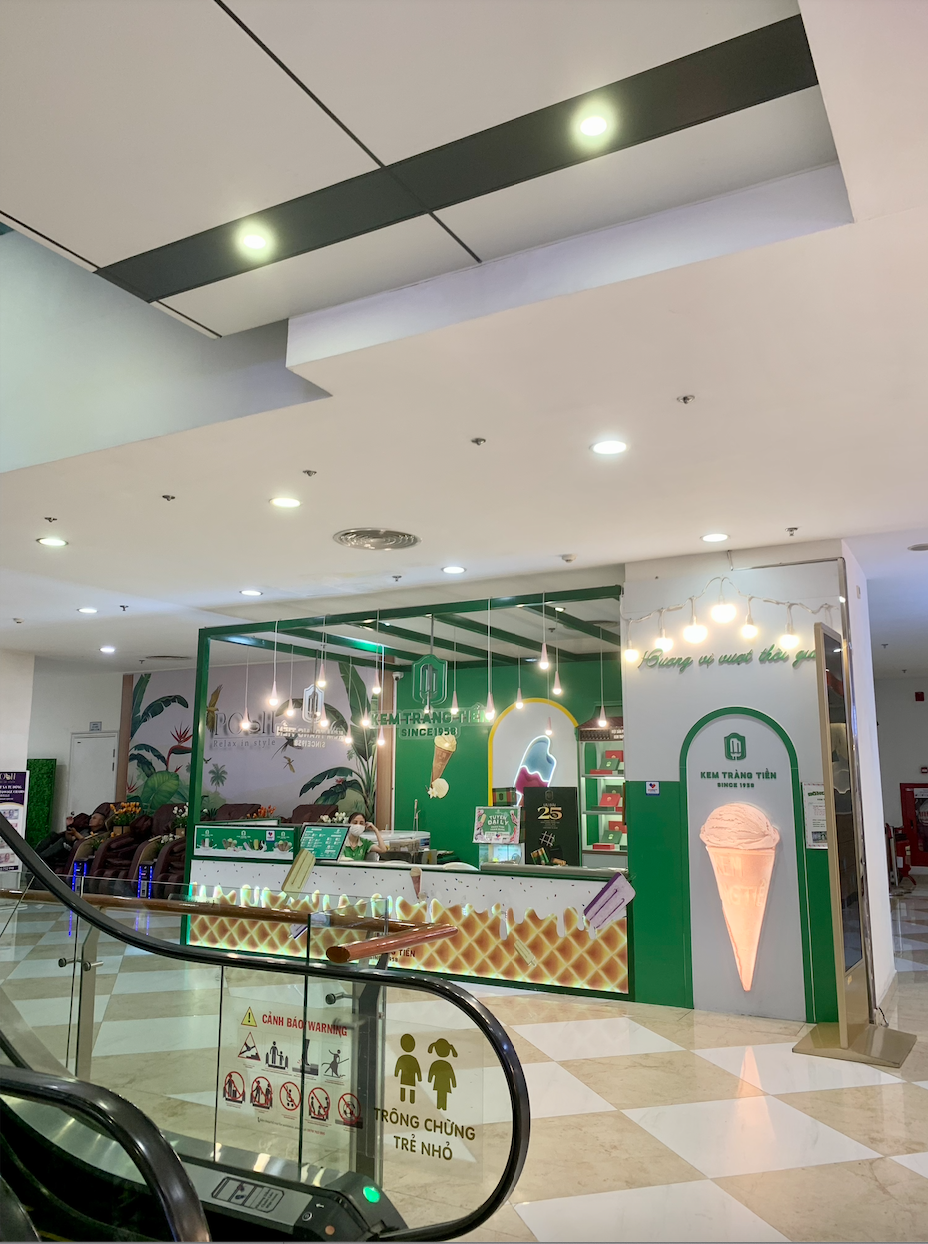 Cảnh tượng tò mò ở Vincom Nguyễn Chí Thanh- Ảnh 10.