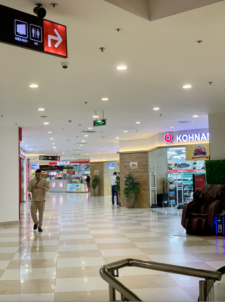 Cảnh tượng tò mò ở Vincom Nguyễn Chí Thanh- Ảnh 11.