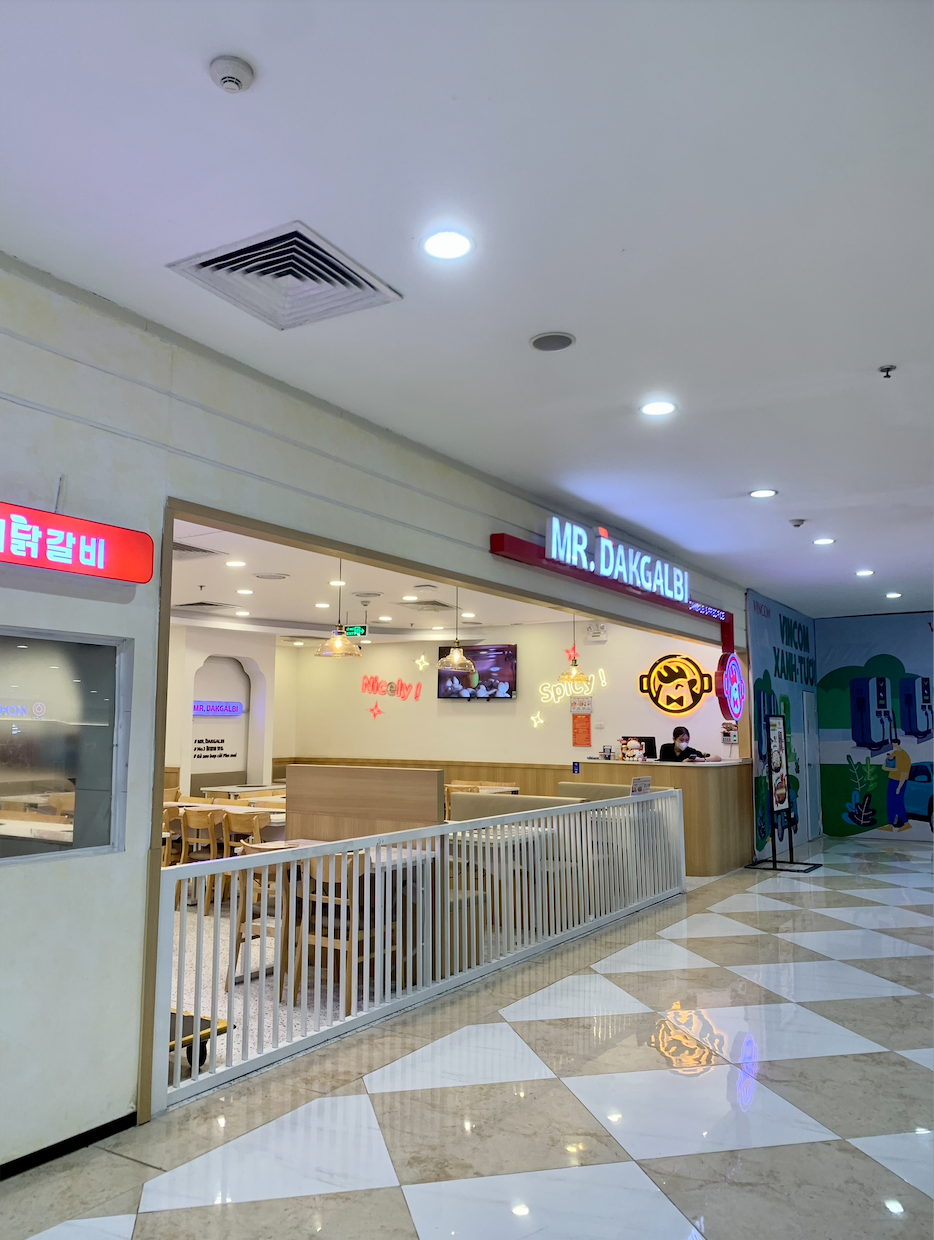 Cảnh tượng tò mò ở Vincom Nguyễn Chí Thanh- Ảnh 12.