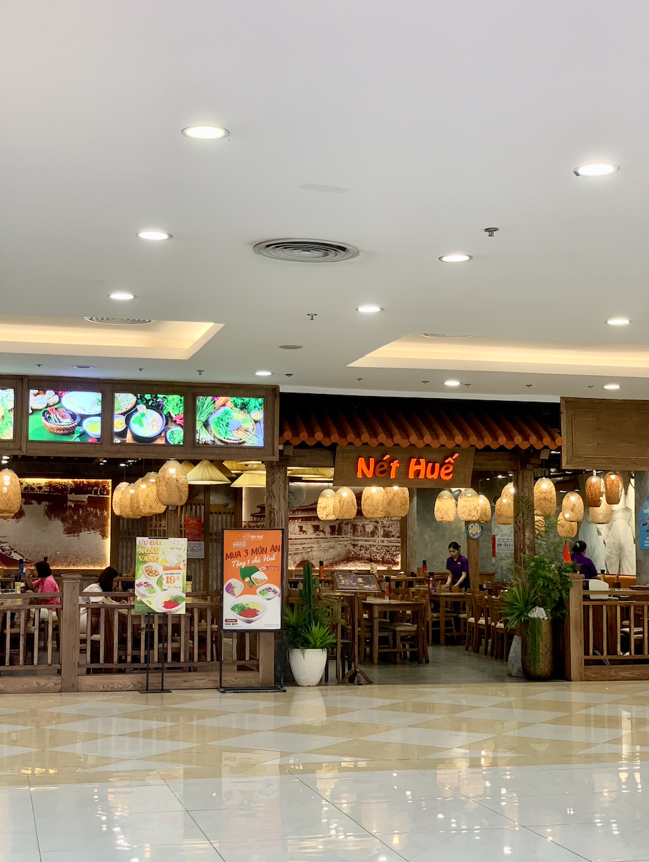 Cảnh tượng tò mò ở Vincom Nguyễn Chí Thanh- Ảnh 13.