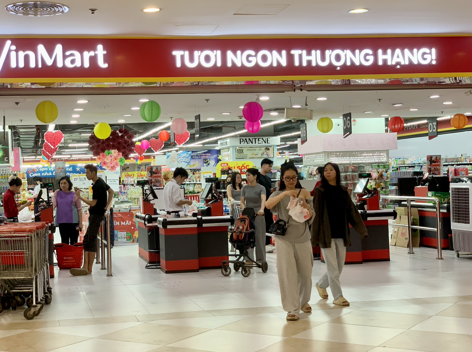 Cảnh tượng tò mò ở Vincom Nguyễn Chí Thanh- Ảnh 14.