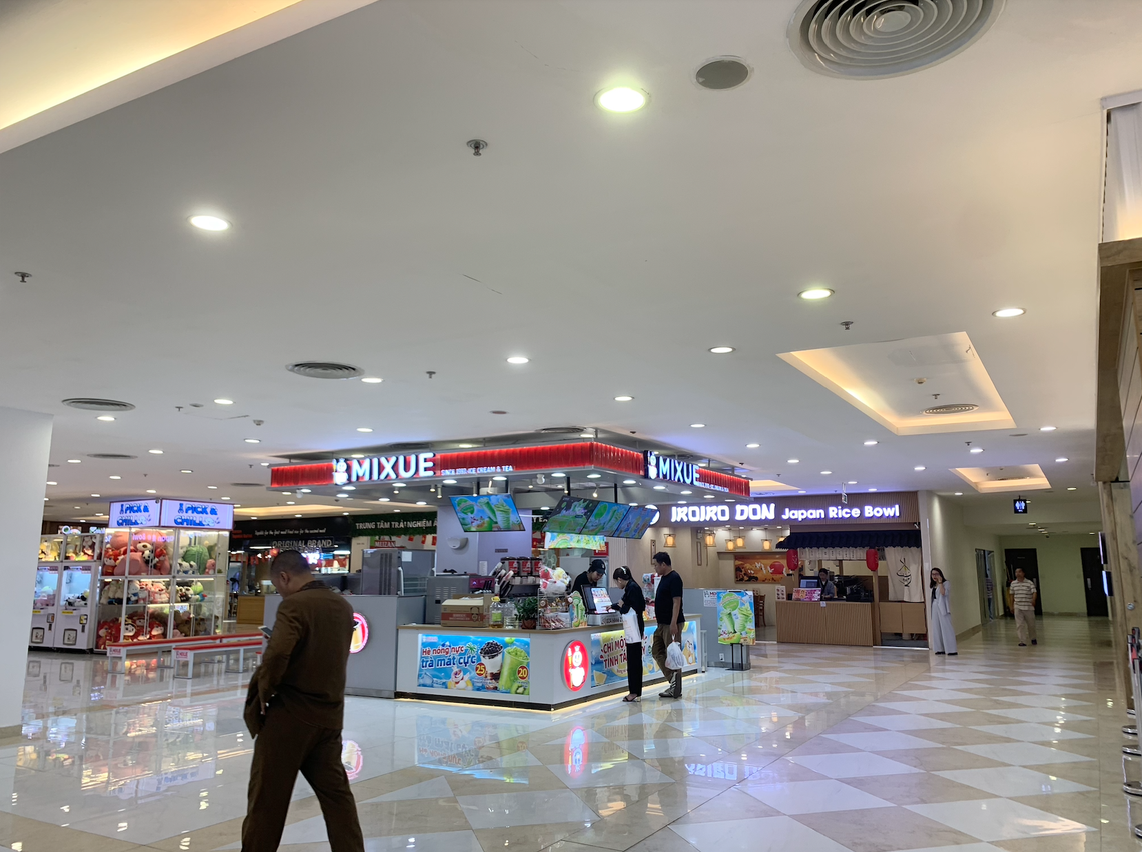 Cảnh tượng tò mò ở Vincom Nguyễn Chí Thanh- Ảnh 15.