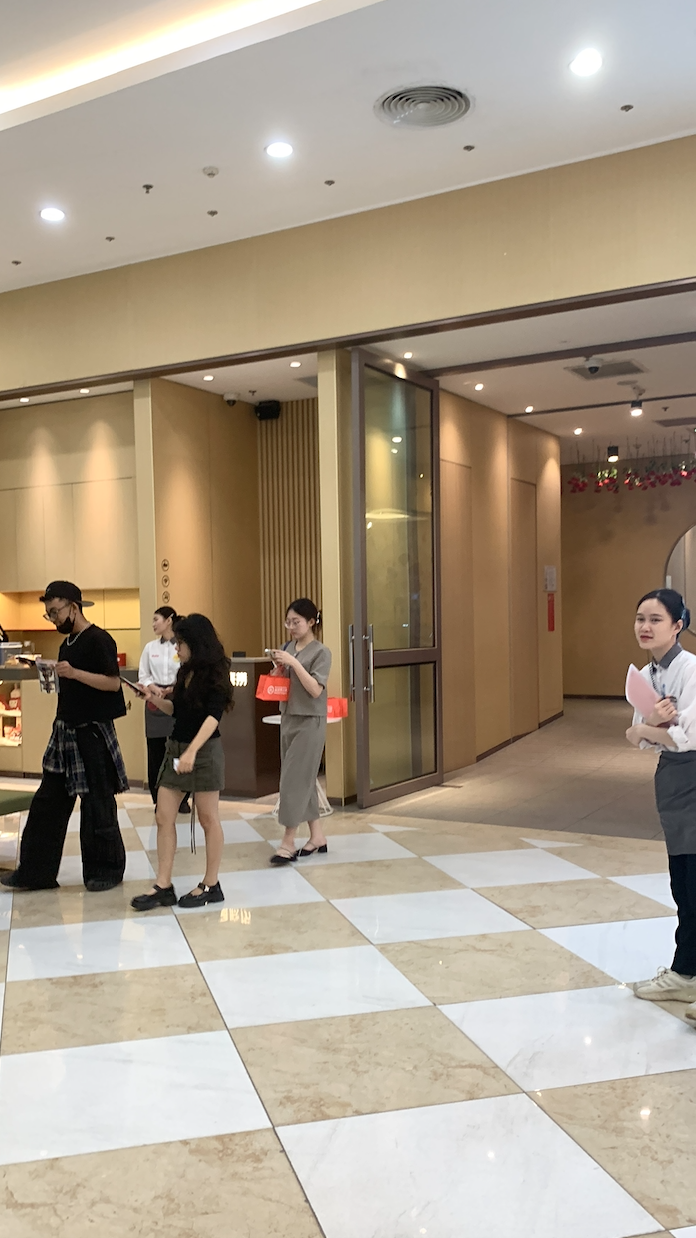 Cảnh tượng tò mò ở Vincom Nguyễn Chí Thanh- Ảnh 18.