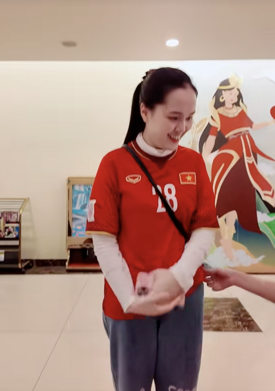 Vợ Duy Mạnh lại bị chê mặc xấu, thời trang sân bay khó đỡ, còn đâu khí chất tiểu thư lá ngọc cành vàng!- Ảnh 5.