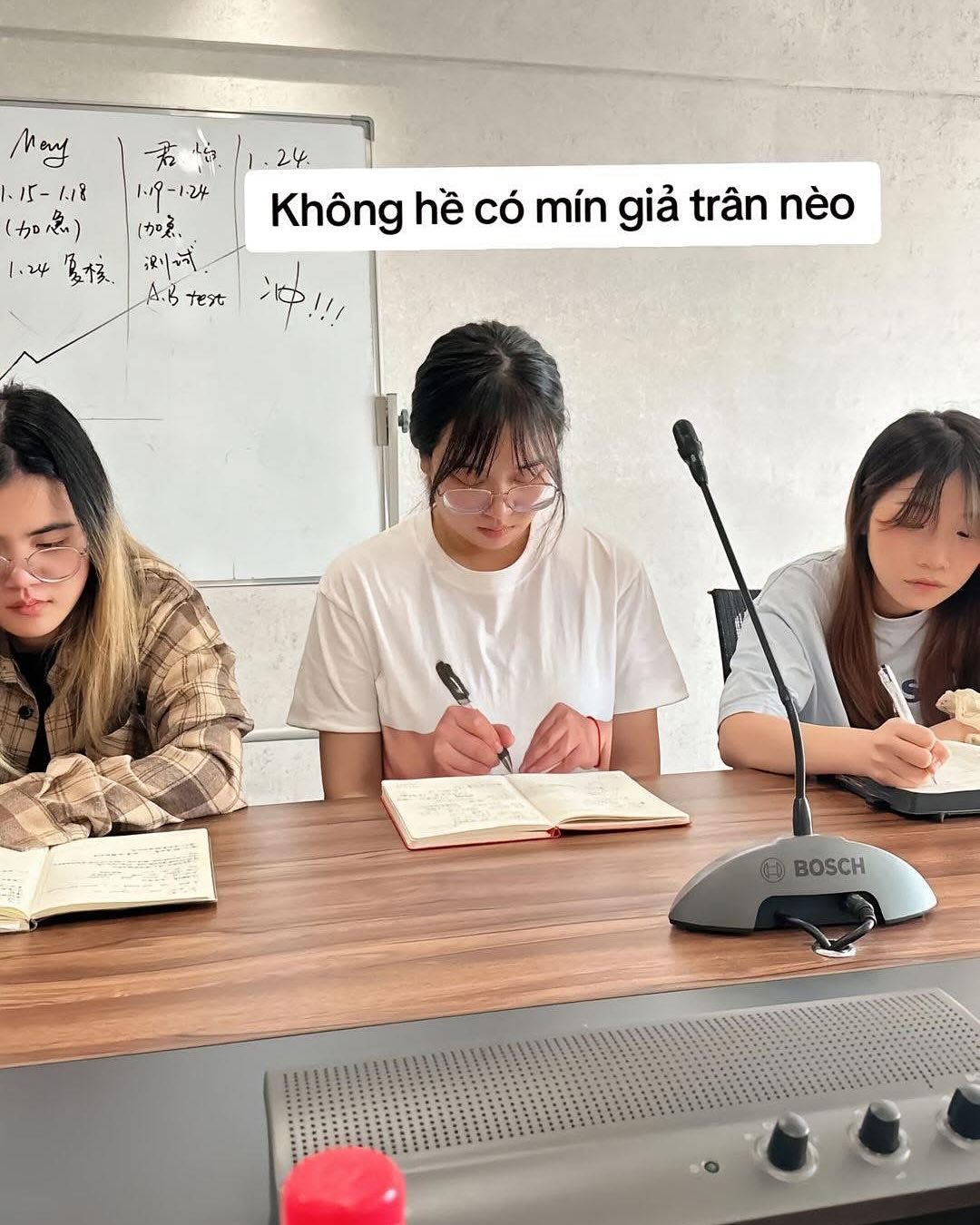 Cảnh tượng nữ sinh ngồi chăm chú viết bài: Nhìn qua tưởng bình thường, cho đến khi "dừng khoảng chừng 3 giây"- Ảnh 3.