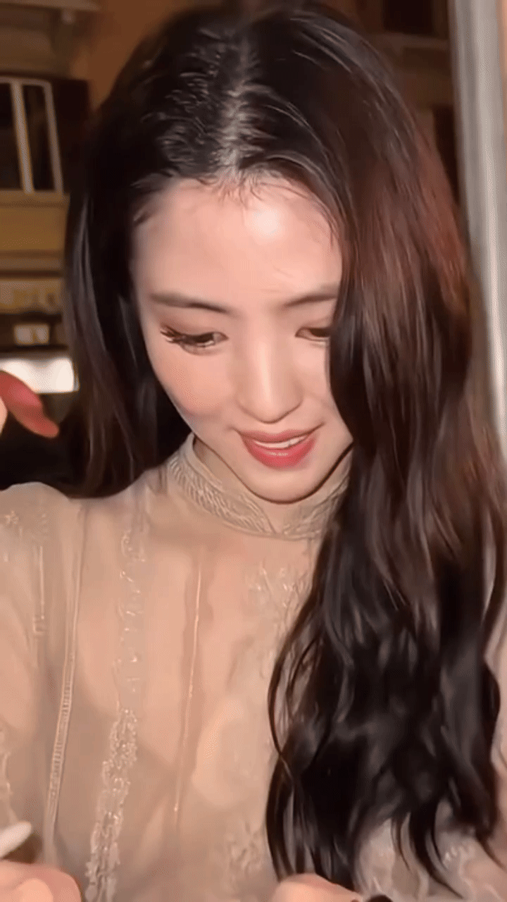 Han So Hee không lúc nào yên ổn: Đang là nàng thơ Dior xinh như mộng thì mắc mưa- Ảnh 7.