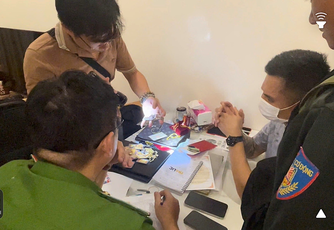 Nóng: Khám xét, bắt khẩn cấp các "ông trùm" trong đường dây tiền ảo “siêu khủng” gần 10.000 tỷ đồng- Ảnh 1.