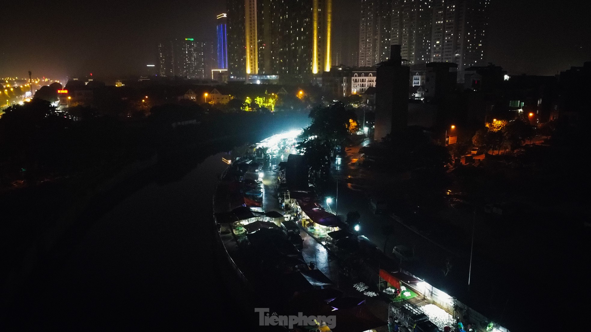 Chợ trái phép ở Hà Nội hơn 10 năm không ai biết: Vẫn hoạt động bất chấp lệnh giải toả- Ảnh 8.