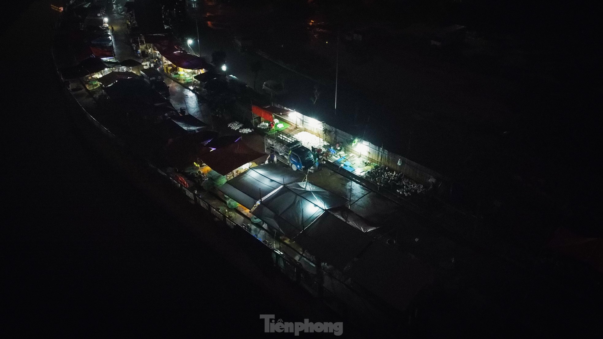 Chợ trái phép ở Hà Nội hơn 10 năm không ai biết: Vẫn hoạt động bất chấp lệnh giải toả- Ảnh 7.