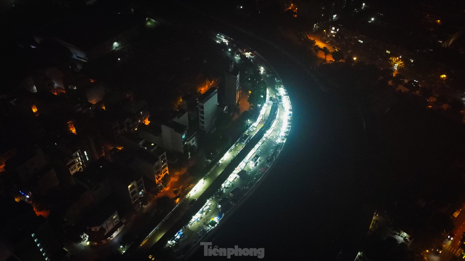 Chợ trái phép ở Hà Nội hơn 10 năm không ai biết: Vẫn hoạt động bất chấp lệnh giải toả- Ảnh 1.