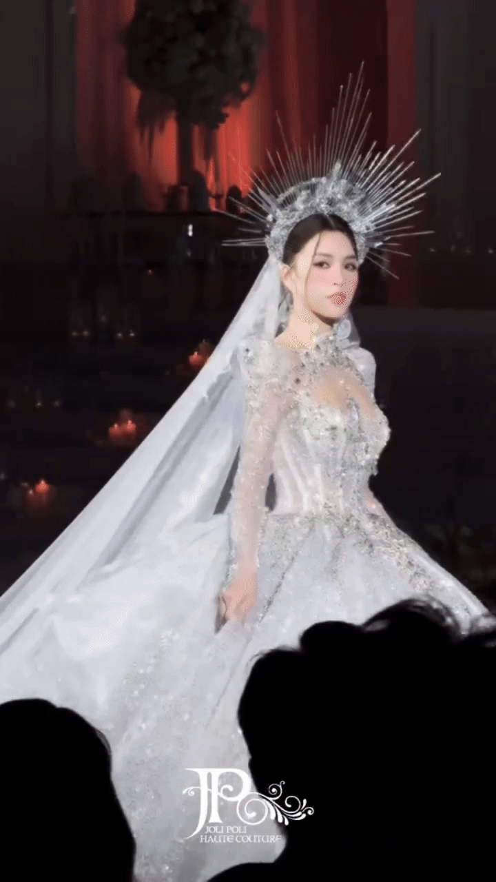 1 mỹ nhân chuyển giới khiến nhan sắc của Tiểu Vy bị tụt hạng- Ảnh 1.
