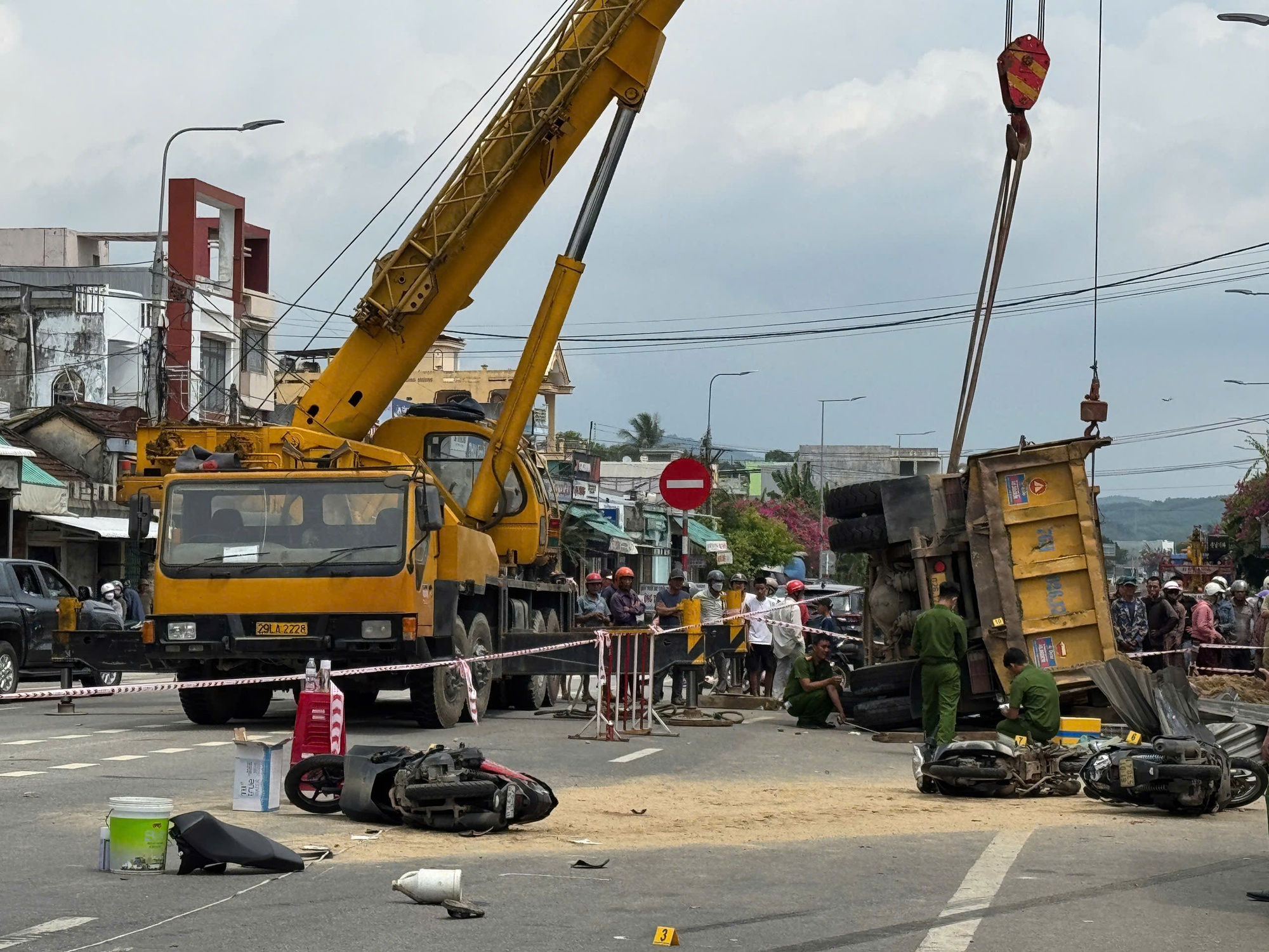 Thêm một người tử vong trong vụ xe tải lao vào nhà dân ở Quảng Ngãi- Ảnh 1.
