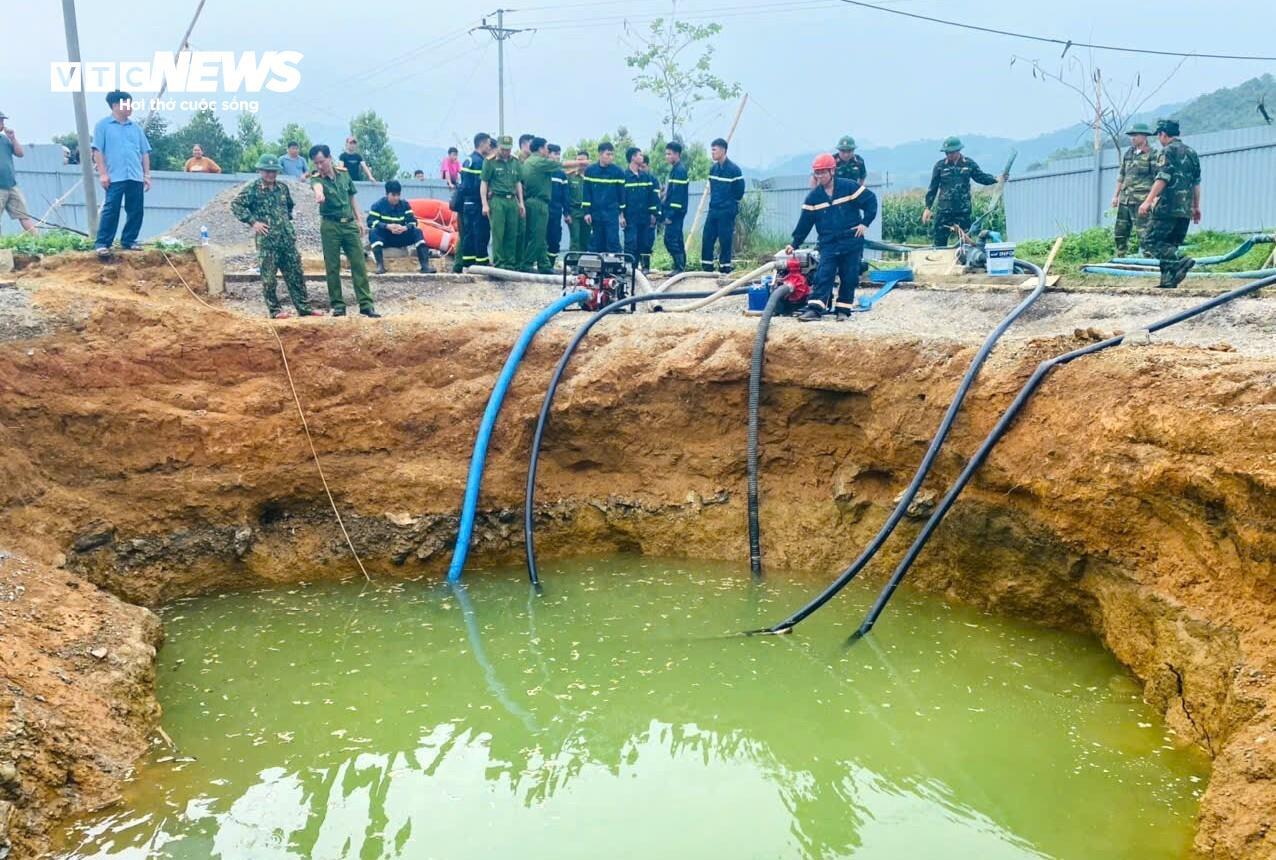 Hiện trường tìm kiếm người đi xe máy lao xuống 'hố tử thần' sâu 10m ở Bắc Kạn- Ảnh 8.