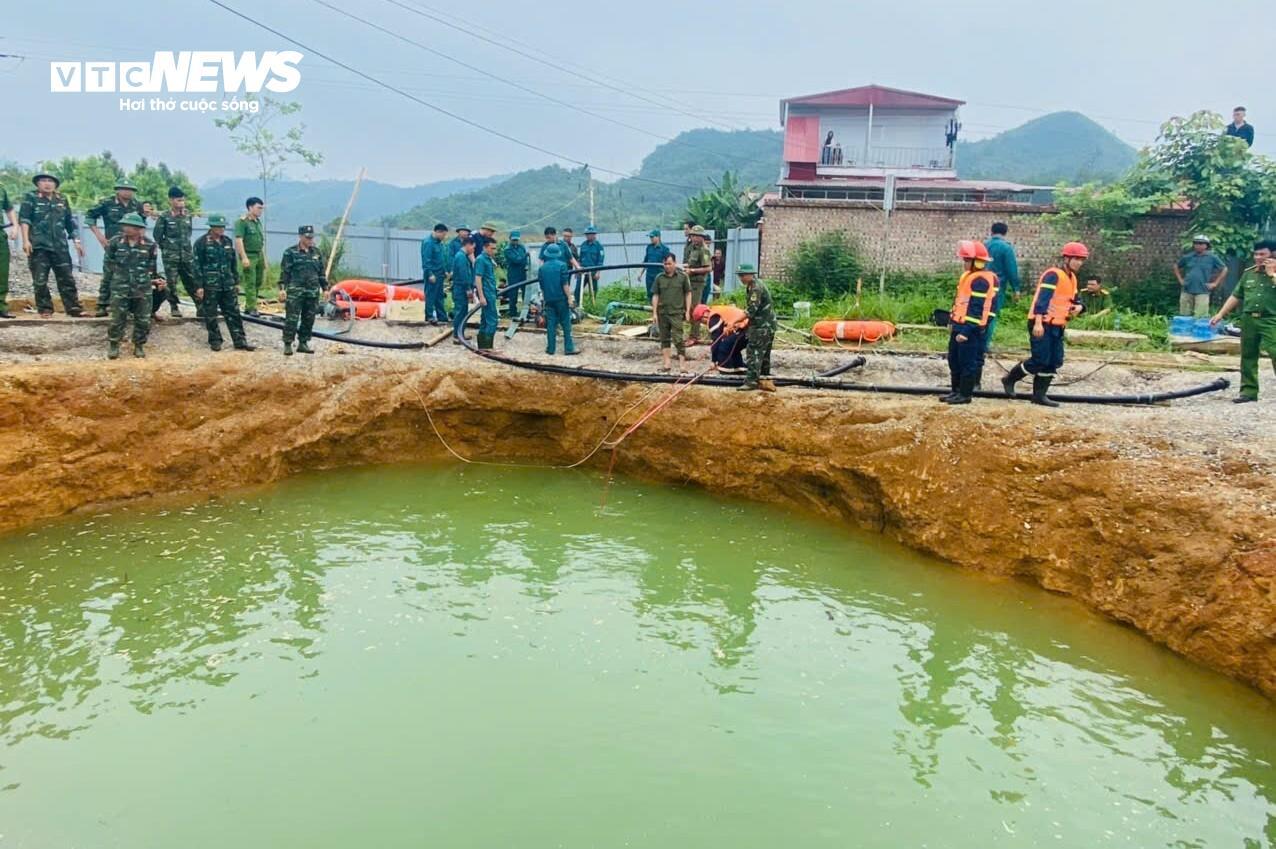 Hiện trường tìm kiếm người đi xe máy lao xuống 'hố tử thần' sâu 10m ở Bắc Kạn- Ảnh 11.