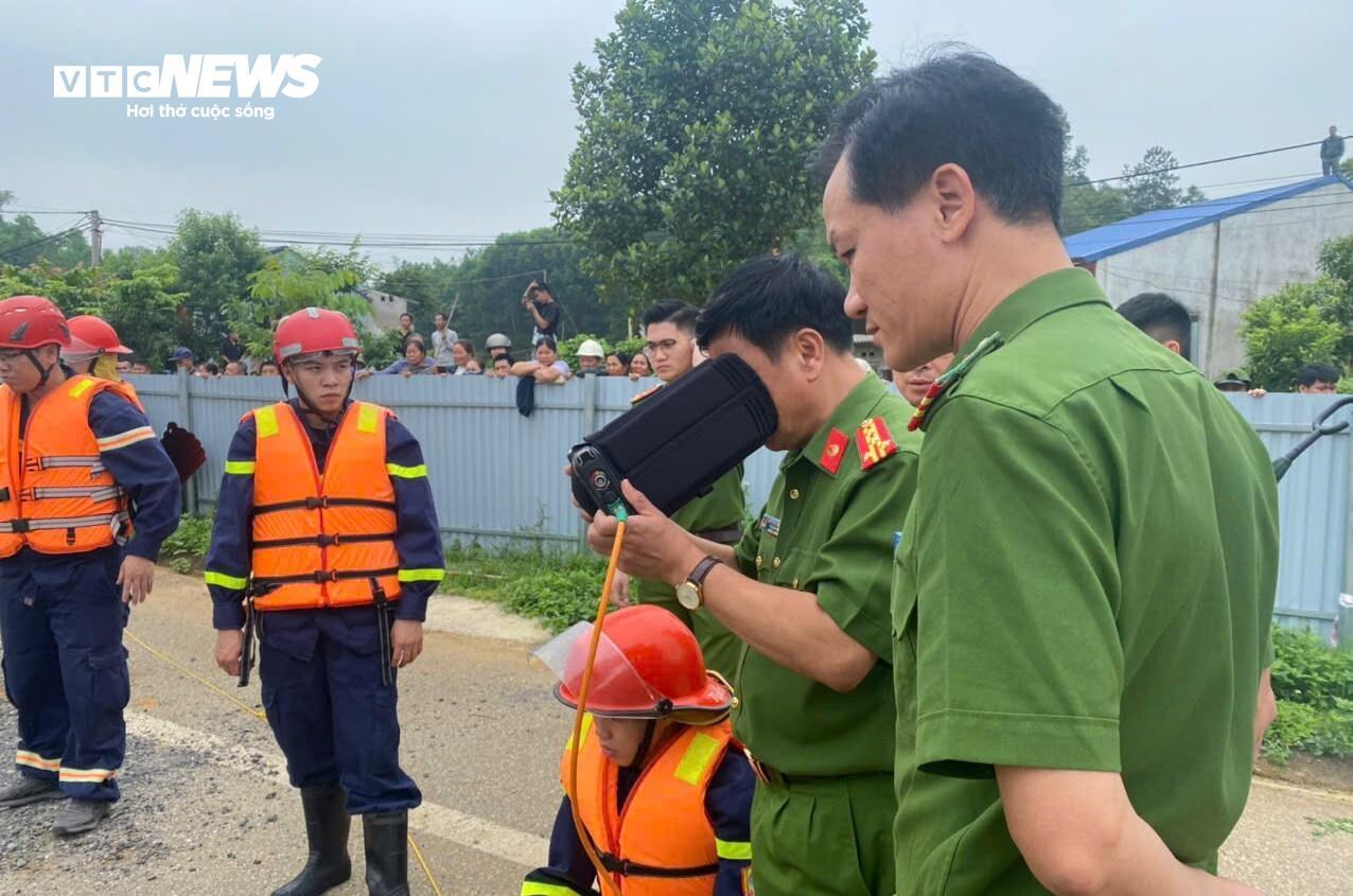 Hiện trường tìm kiếm người đi xe máy lao xuống 'hố tử thần' sâu 10m ở Bắc Kạn- Ảnh 9.