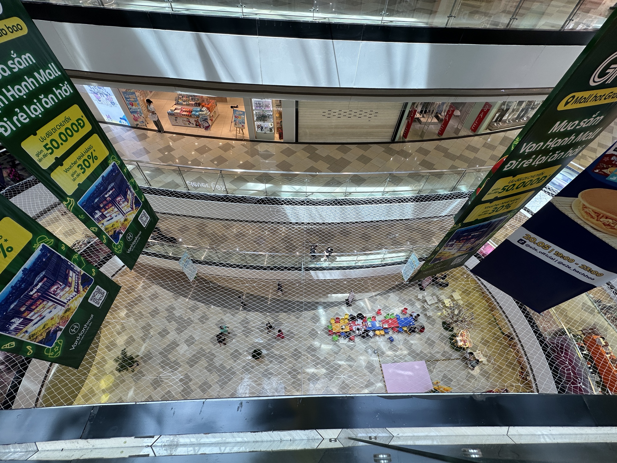 Phát hiện chi tiết ở tấm lưới tại Vạn Hạnh Mall mà ít ai nhắc đến- Ảnh 1.