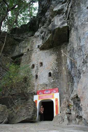 Phát hiện ngôi chùa ẩn sâu trong hang đá, cách Hà Nội hơn 100km, đang nổi tiếng nhờ vị sư thầy này- Ảnh 7.