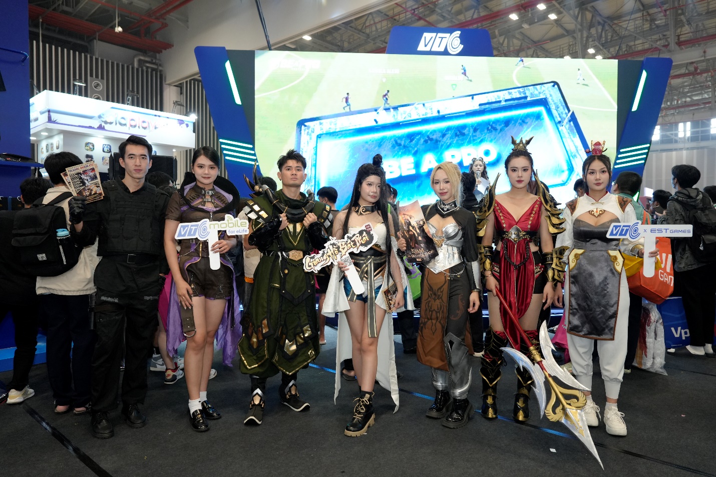 Dàn trai xinh gái đẹp đổ bộ booth VTC tại Vietnam GameVerse 2025: Nơi hội tụ nhan sắc và đam mê game- Ảnh 1.