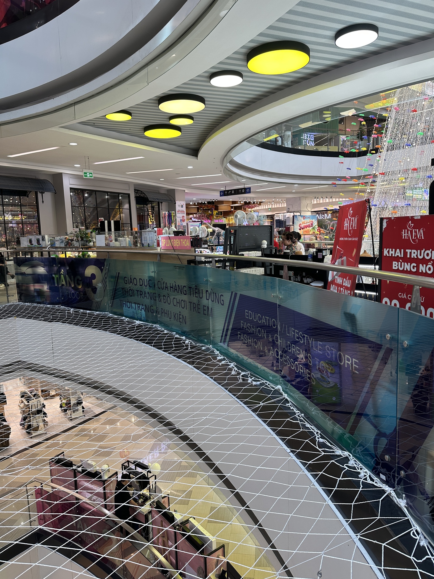 Phát hiện chi tiết ở tấm lưới tại Vạn Hạnh Mall mà ít ai nhắc đến- Ảnh 2.