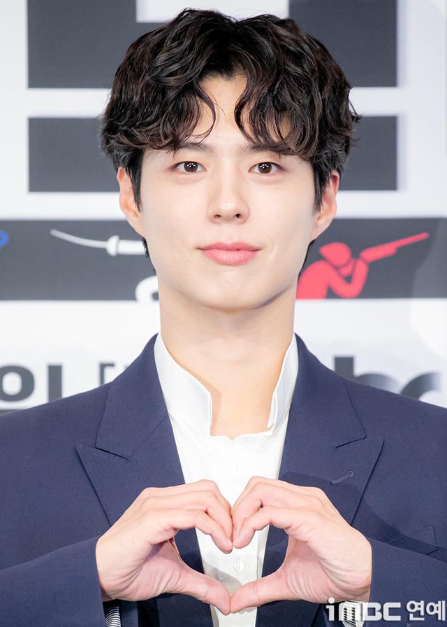 Visual gây sốc của Park Bo Gum ở họp báo phim mới: Visual gây sốc của Park Bo Gum ở họp báo phim mới: