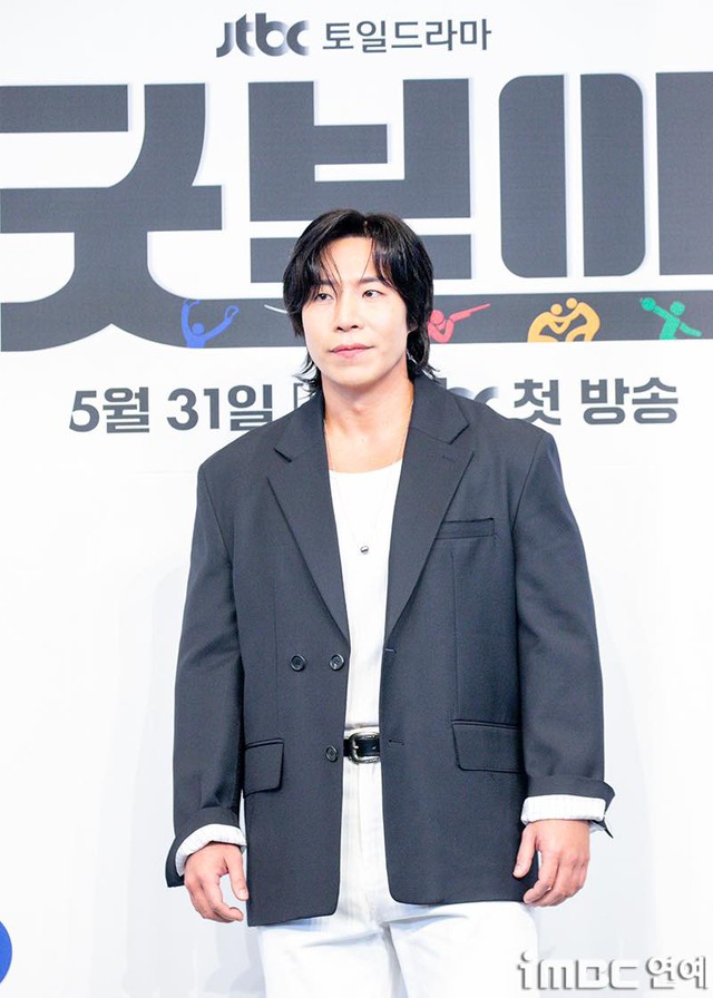Visual gây sốc của Park Bo Gum ở họp báo phim mới: Visual gây sốc của Park Bo Gum ở họp báo phim mới: