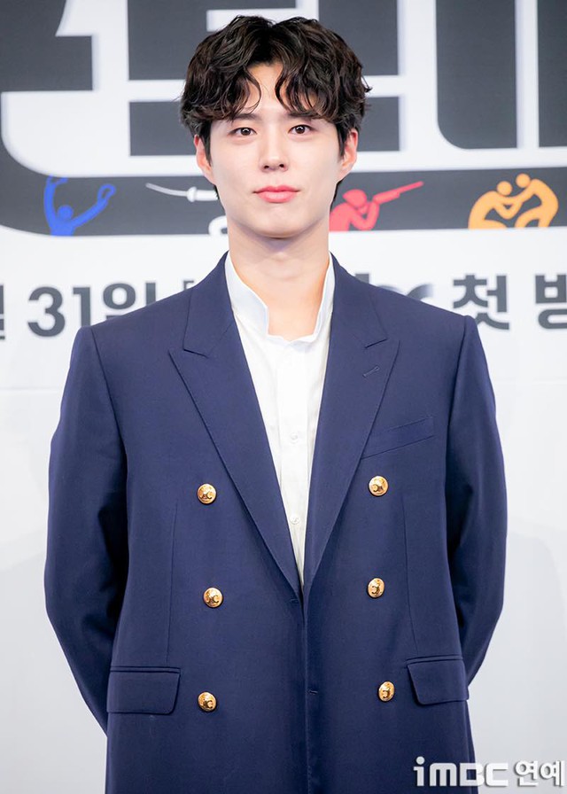 Visual gây sốc của Park Bo Gum ở họp báo phim mới: Visual gây sốc của Park Bo Gum ở họp báo phim mới: