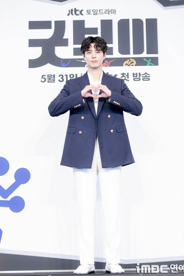 Visual gây sốc của Park Bo Gum ở họp báo phim mới: Visual gây sốc của Park Bo Gum ở họp báo phim mới:
