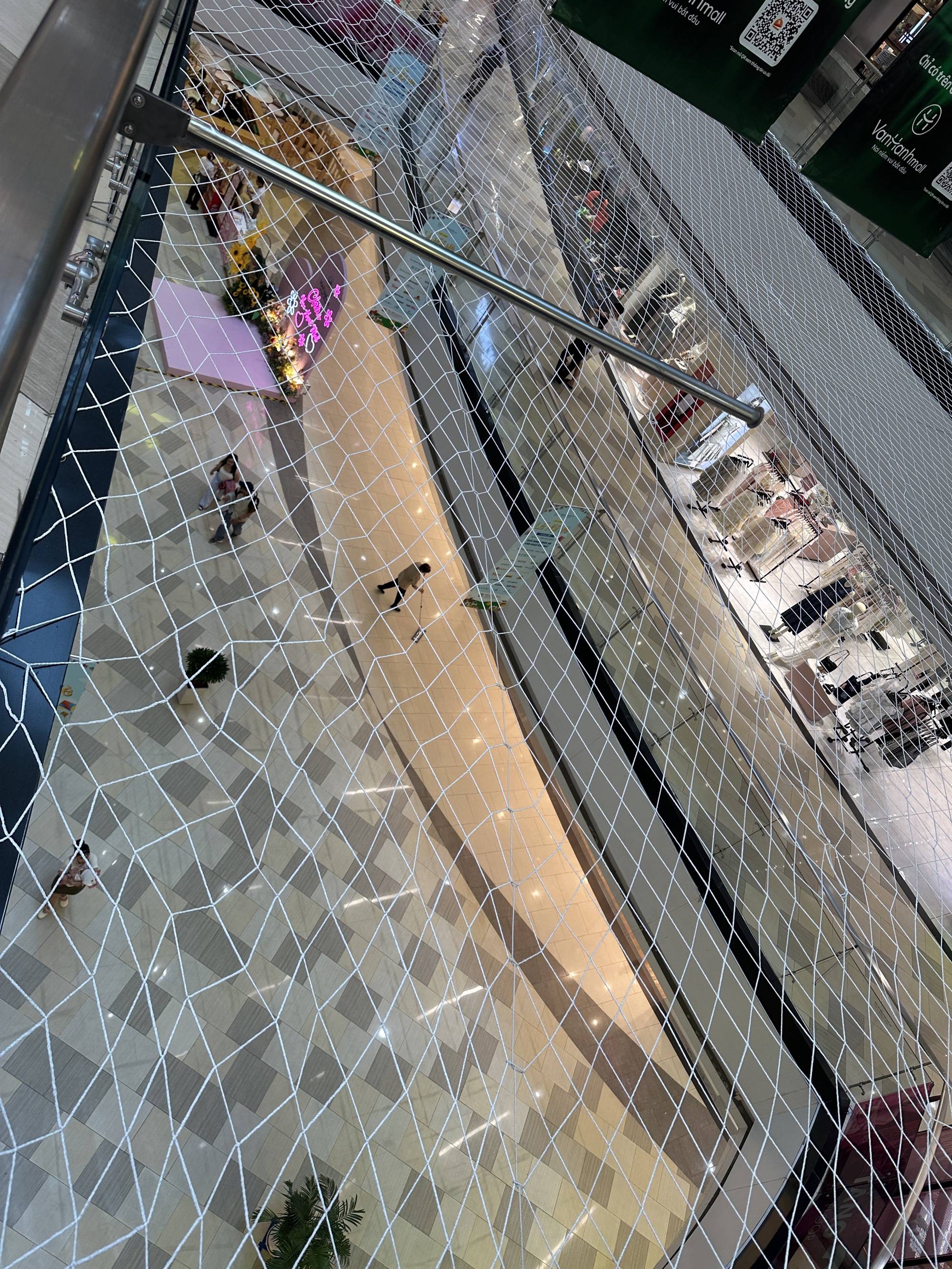 Phát hiện chi tiết ở tấm lưới tại Vạn Hạnh Mall mà ít ai nhắc đến- Ảnh 3.
