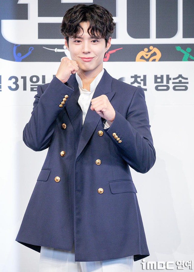 Visual gây sốc của Park Bo Gum ở họp báo phim mới: Visual gây sốc của Park Bo Gum ở họp báo phim mới: