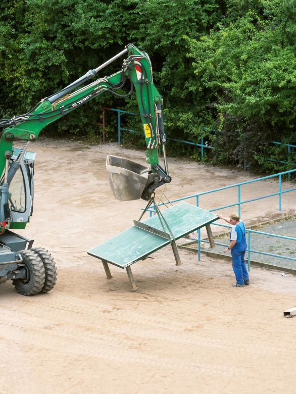 Nhiếp ảnh gia dành 4 năm để đứng bên cửa sổ chụp đúng một chiếc bàn bóng: Những gì ghi lại được là cả cuộc đời- Ảnh 15. Nhiếp ảnh gia dành 4 năm để đứng bên cửa sổ chụp đúng một chiếc bàn bóng: Những gì ghi lại được là cả cuộc đời- Ảnh 15.