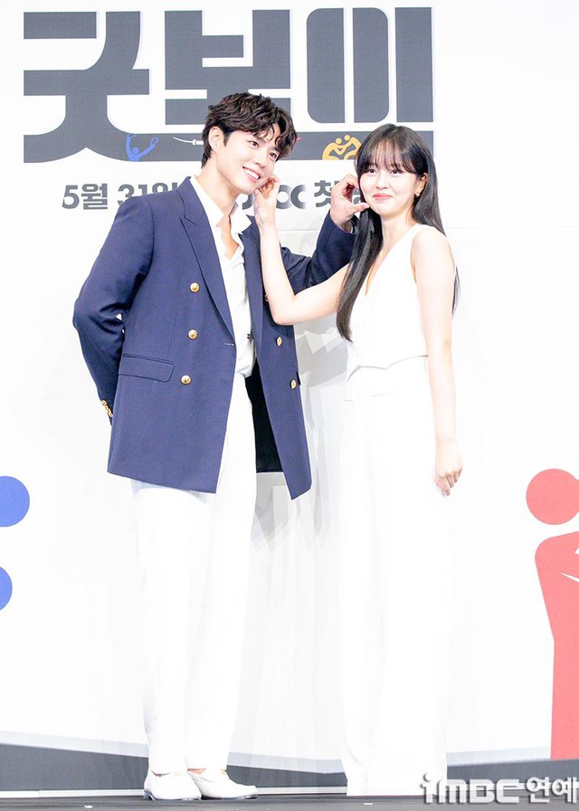 Visual gây sốc của Park Bo Gum ở họp báo phim mới: Visual gây sốc của Park Bo Gum ở họp báo phim mới: