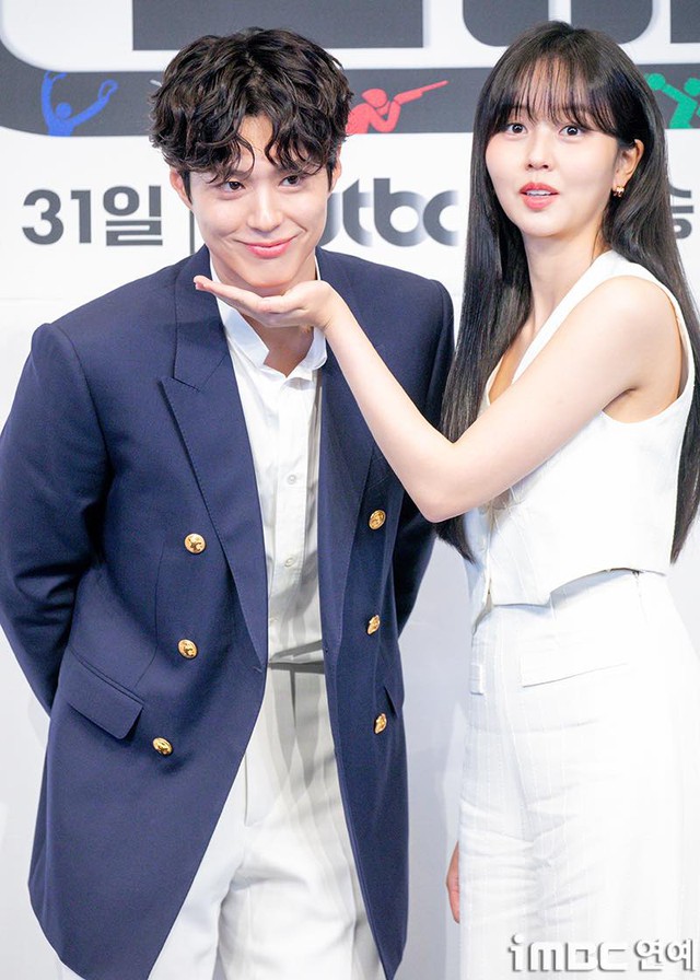 Visual gây sốc của Park Bo Gum ở họp báo phim mới: Visual gây sốc của Park Bo Gum ở họp báo phim mới: