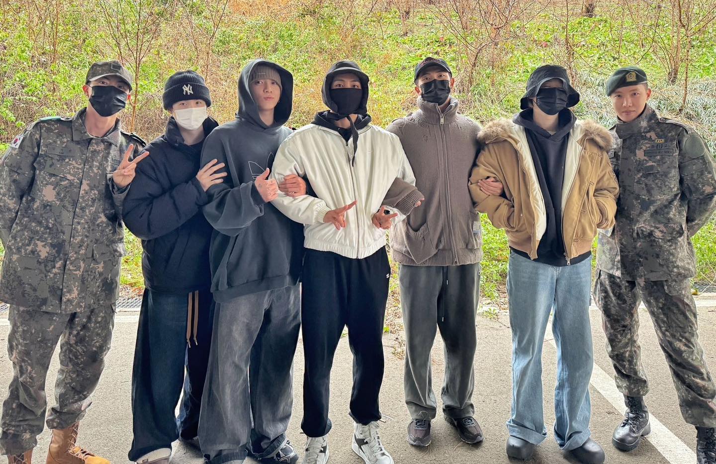 BTS đăng 1 bức ảnh gây bão khắp MXH: Động thái “cứu cánh” bất ngờ cho ông chủ- Ảnh 3.