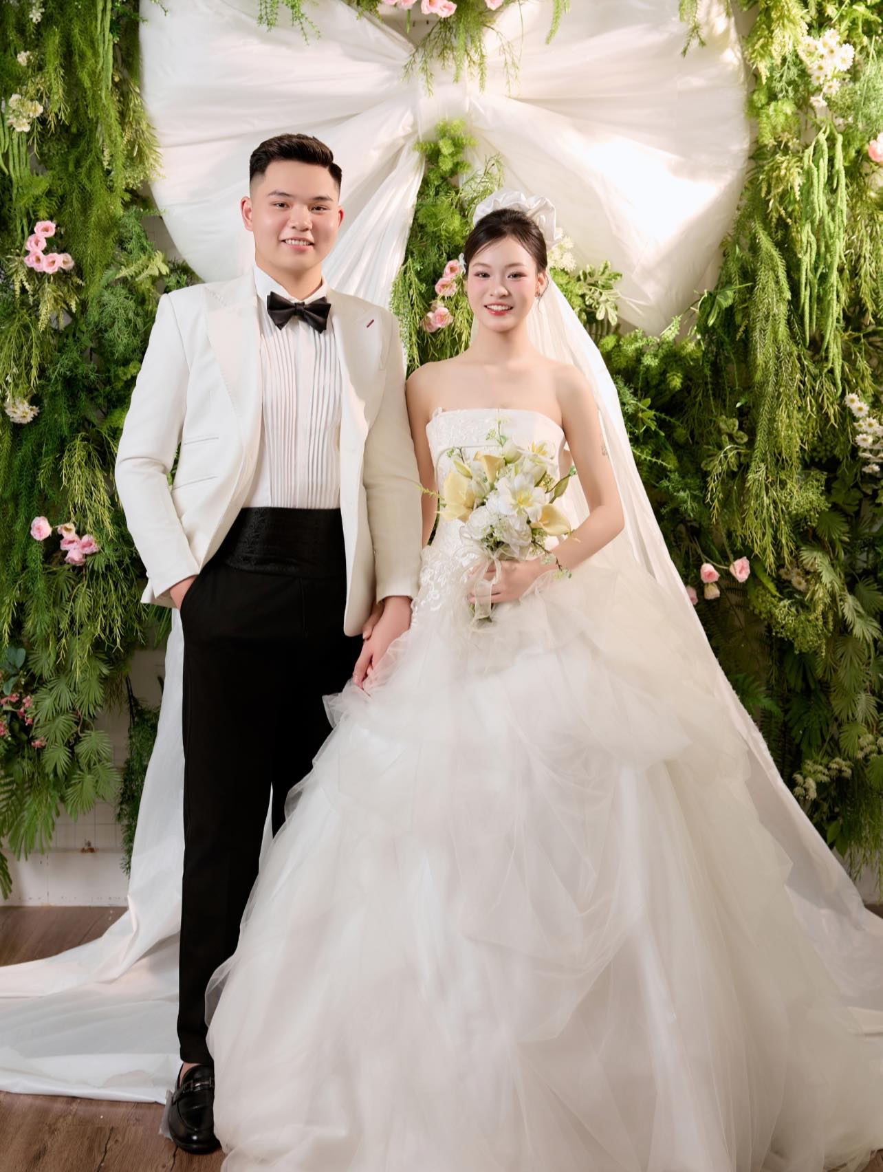 Chú rể ôm mặt khóc nức nở trong đám cưới, cô dâu liên tục vỗ vai an ủi: Xúc động lý do- Ảnh 2.