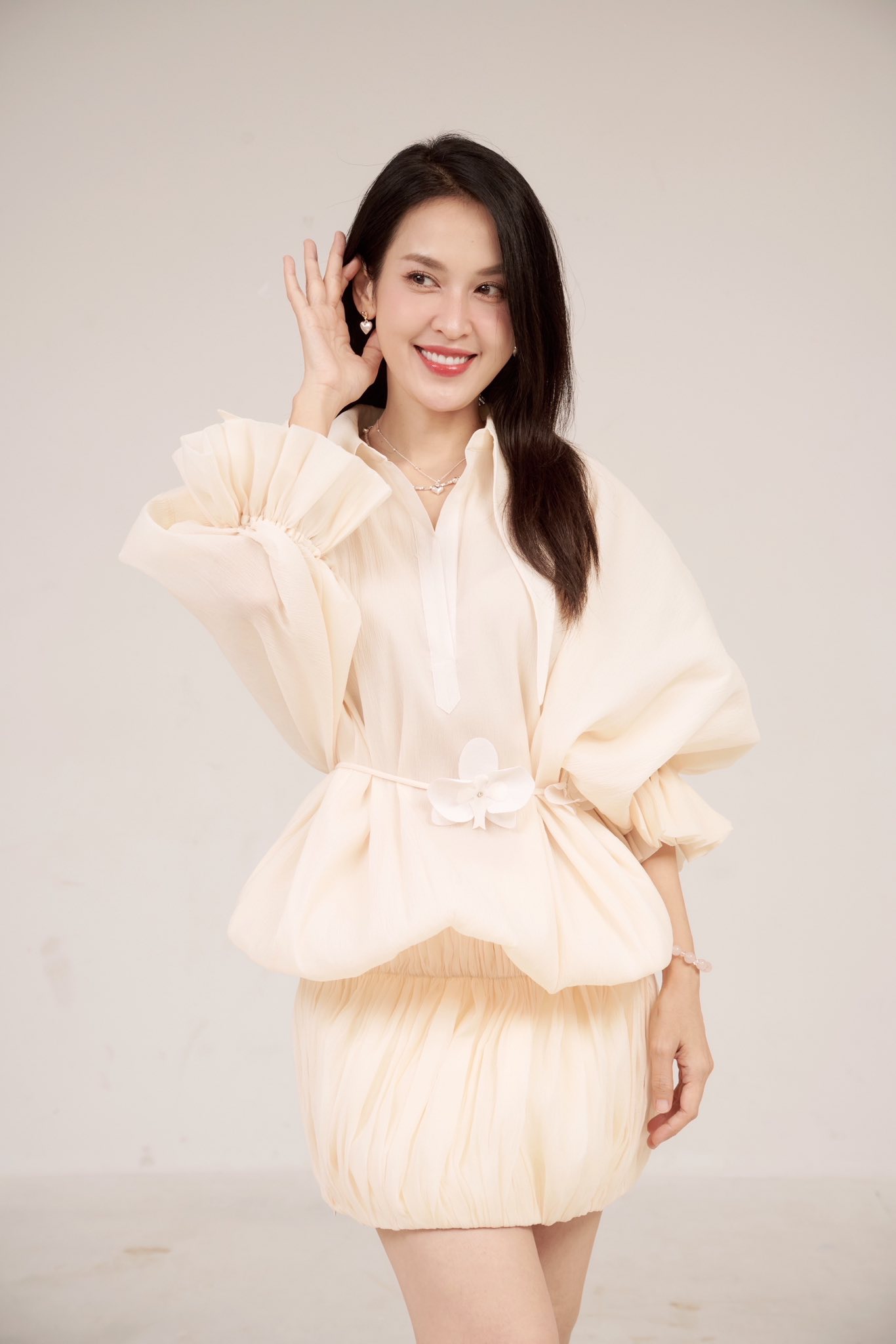 Mỹ nhân Vbiz gây sốc vì nhan sắc biến dạng, mặt hóp mí sụp đến mức phải tự nhận mình là 