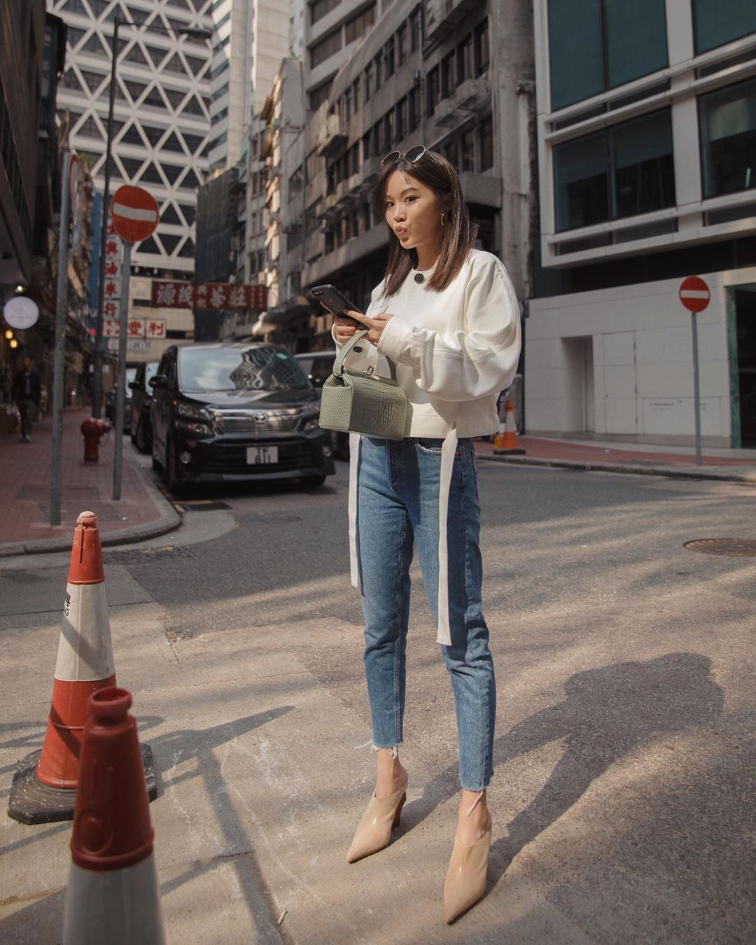 Chiêu hack chân dài của nữ chính phim 