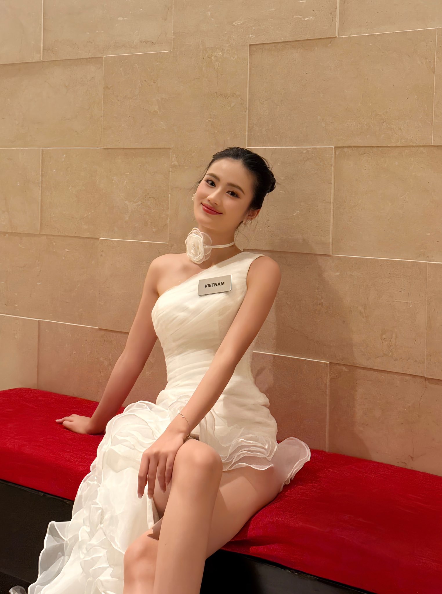 Fan Việt kêu gọi “cứu” lấy Hoa hậu Ý Nhi vì ekip ẩu đến khó tin- Ảnh 3.
