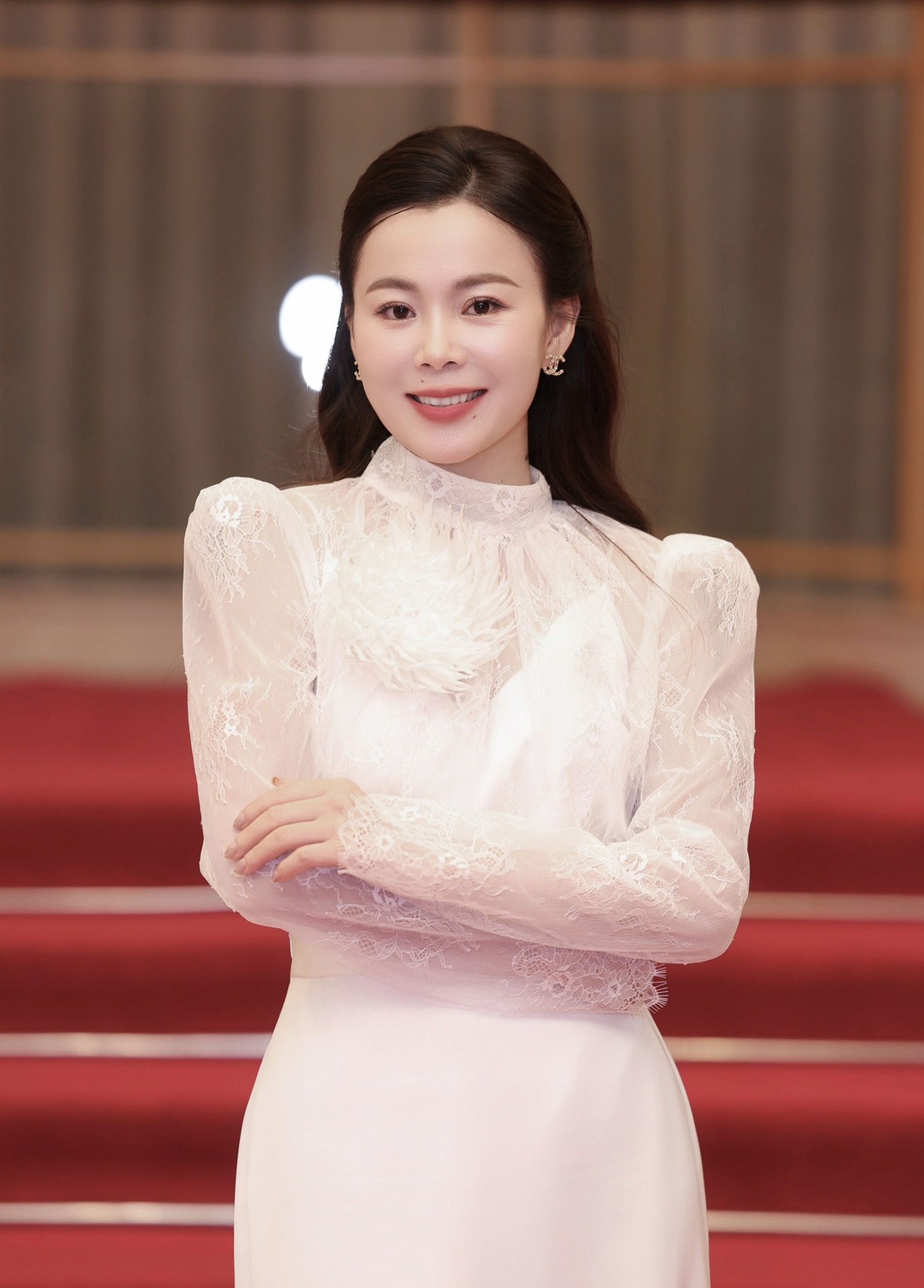 Nữ ca sĩ được chụp ảnh, hát chào mừng Tổng thống Pháp đến Việt Nam là ai?- Ảnh 1.
