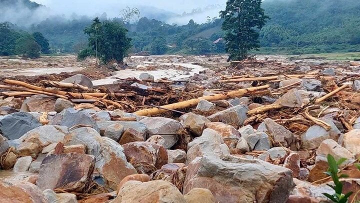Lũ quét tràn về bản biên giới Nghệ An, cuốn trôi nhiều tài sản- Ảnh 1.