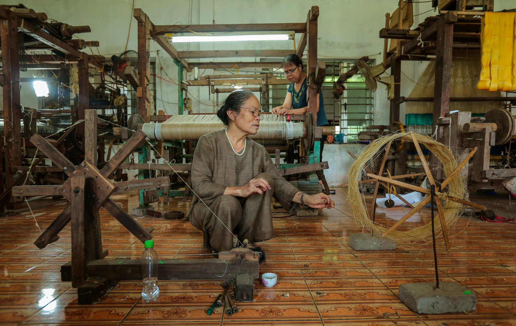 Khăn lụa tơ sen là gì, đắt và hiếm đến đâu?- Ảnh 4.