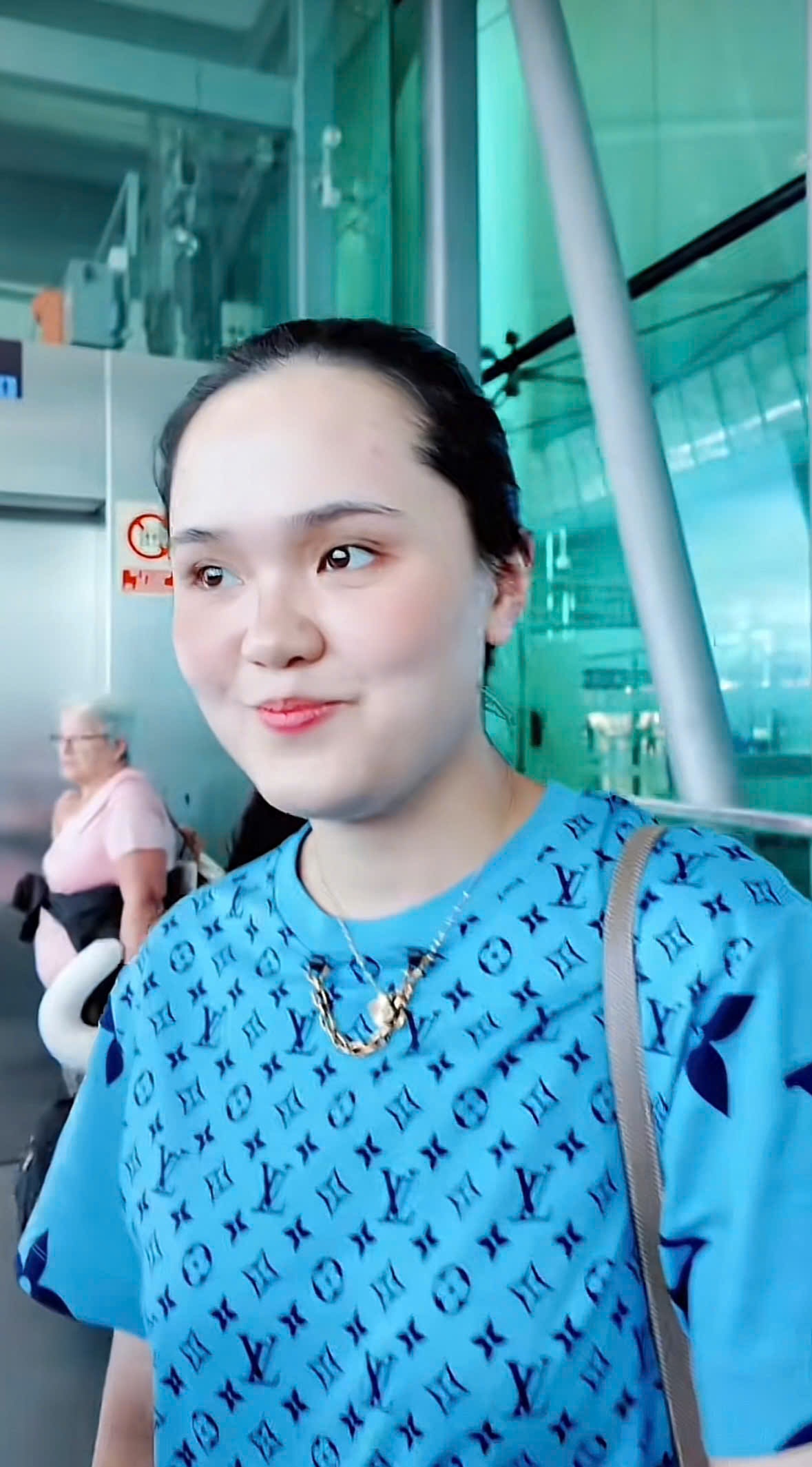 Vợ Duy Mạnh và những lần bị chê tơi tả vì mặc xấu, diện hàng hiệu như hàng chợ, đáp trả thế nào?- Ảnh 1.