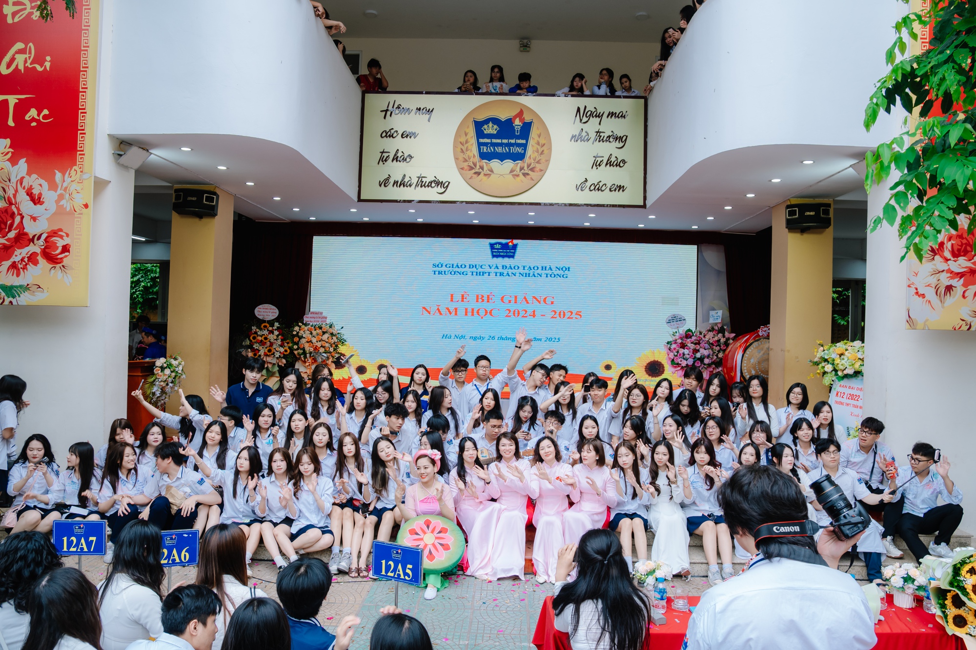 Chùm ảnh nữ sinh Trần Nhân Tông trong lễ bế giảng gây sốt khắp cõi mạng: Thanh xuân đúng là thứ khiến người ta "say nắng"!- Ảnh 16.