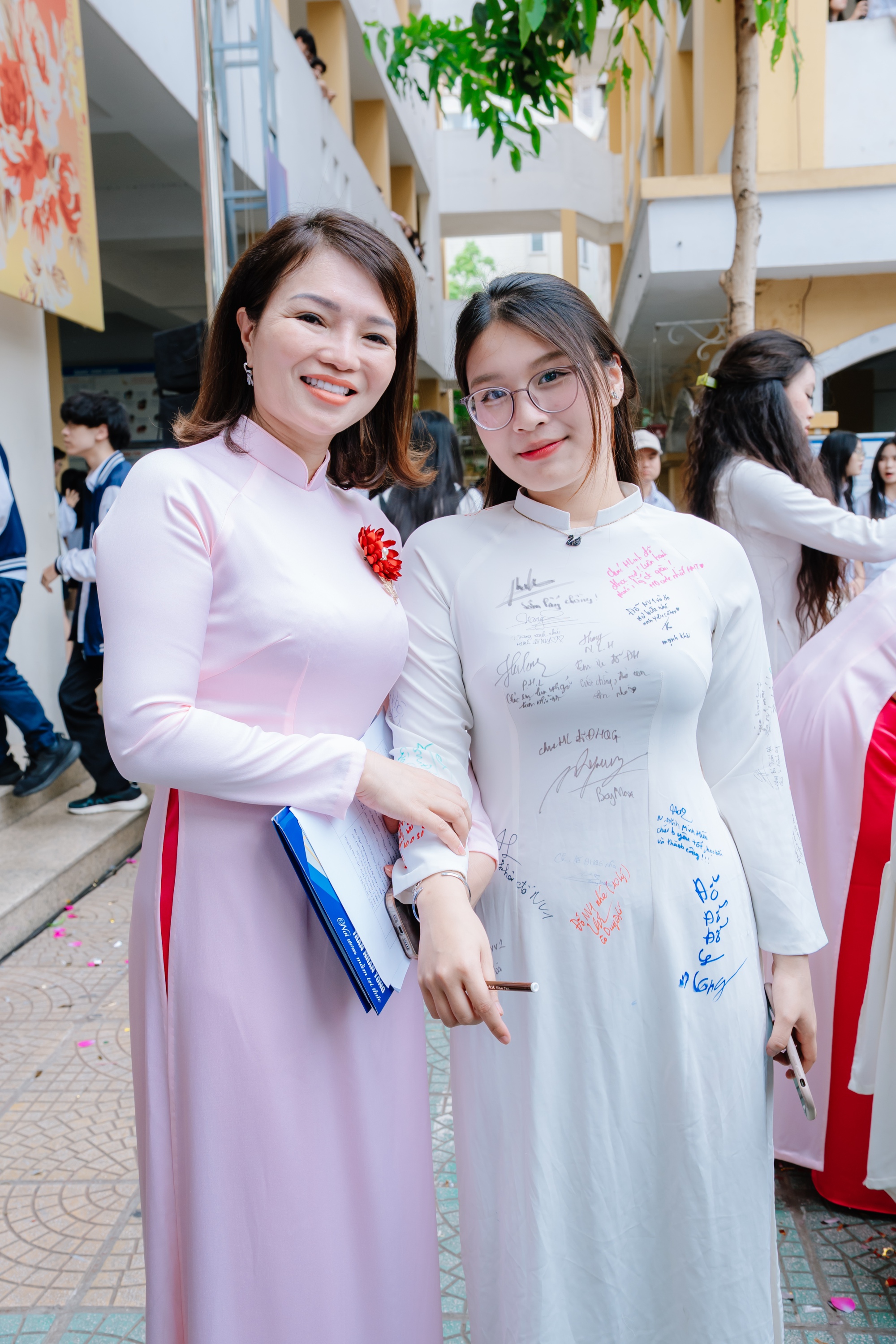 Chùm ảnh nữ sinh Trần Nhân Tông trong lễ bế giảng gây sốt khắp cõi mạng: Thanh xuân đúng là thứ khiến người ta "say nắng"!- Ảnh 7.