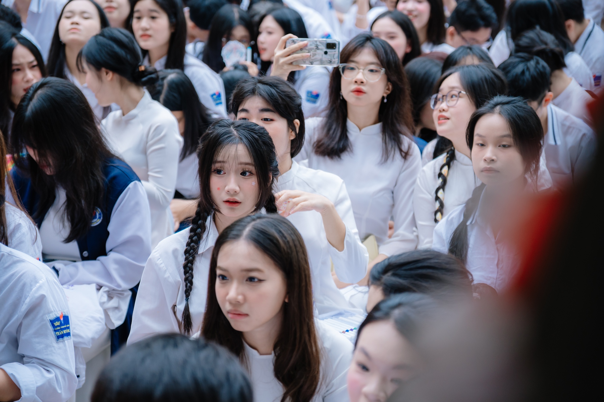 Chùm ảnh nữ sinh Trần Nhân Tông trong lễ bế giảng gây sốt khắp cõi mạng: Thanh xuân đúng là thứ khiến người ta "say nắng"!- Ảnh 5.