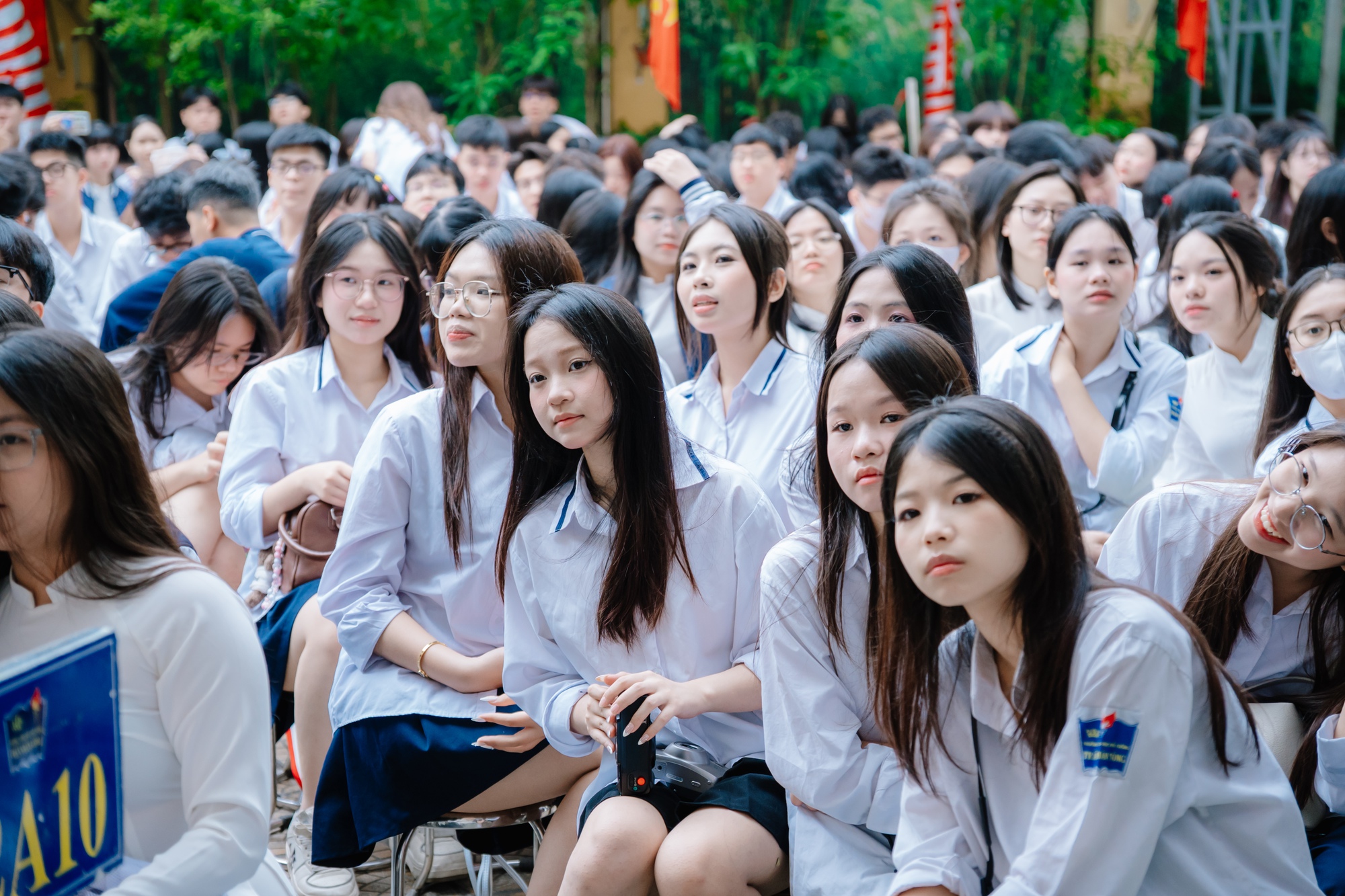 Chùm ảnh nữ sinh Trần Nhân Tông trong lễ bế giảng gây sốt khắp cõi mạng: Thanh xuân đúng là thứ khiến người ta "say nắng"!- Ảnh 2.