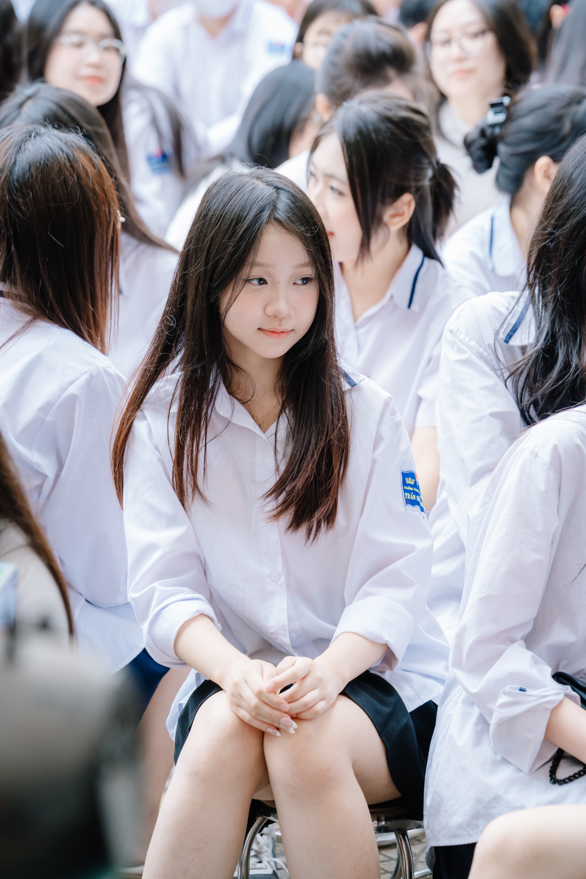 Chùm ảnh nữ sinh Trần Nhân Tông trong lễ bế giảng gây sốt khắp cõi mạng: Thanh xuân đúng là thứ khiến người ta "say nắng"!- Ảnh 1.