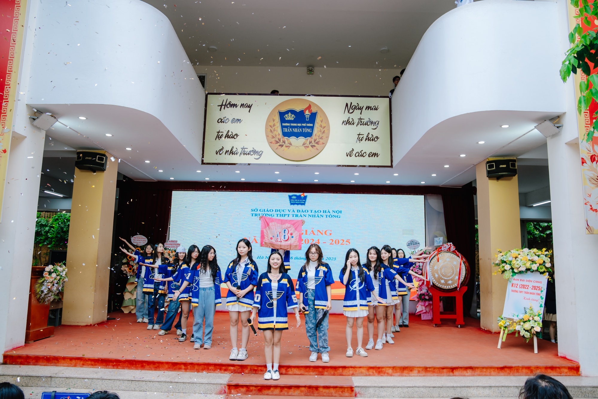 Chùm ảnh nữ sinh Trần Nhân Tông trong lễ bế giảng gây sốt khắp cõi mạng: Thanh xuân đúng là thứ khiến người ta "say nắng"!- Ảnh 11.