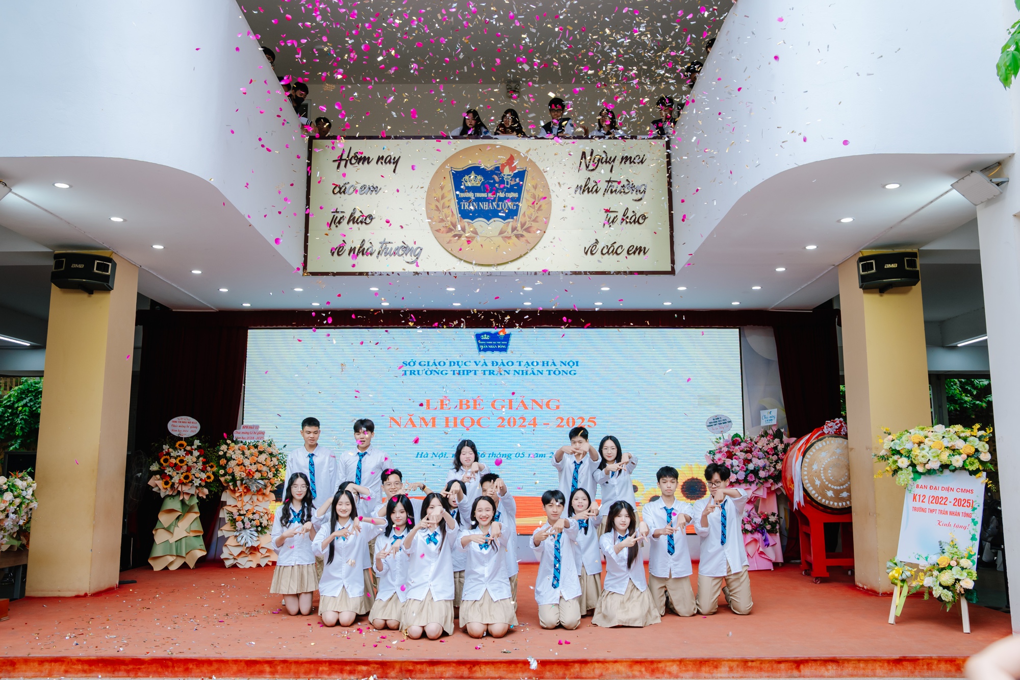 Chùm ảnh nữ sinh Trần Nhân Tông trong lễ bế giảng gây sốt khắp cõi mạng: Thanh xuân đúng là thứ khiến người ta "say nắng"!- Ảnh 12.